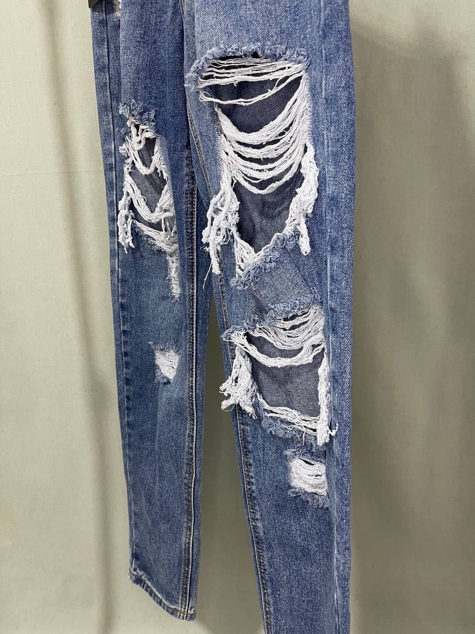 Стильні джинси mom з рваним дизайном/р.s