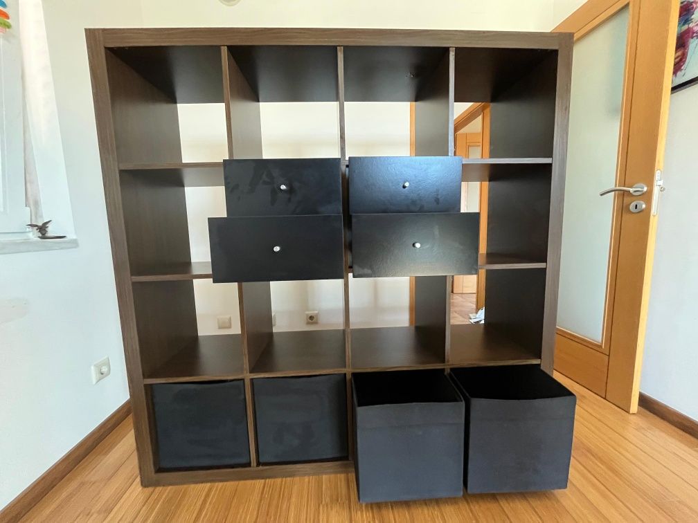 Estante IKEA com Cubos e Gavetas