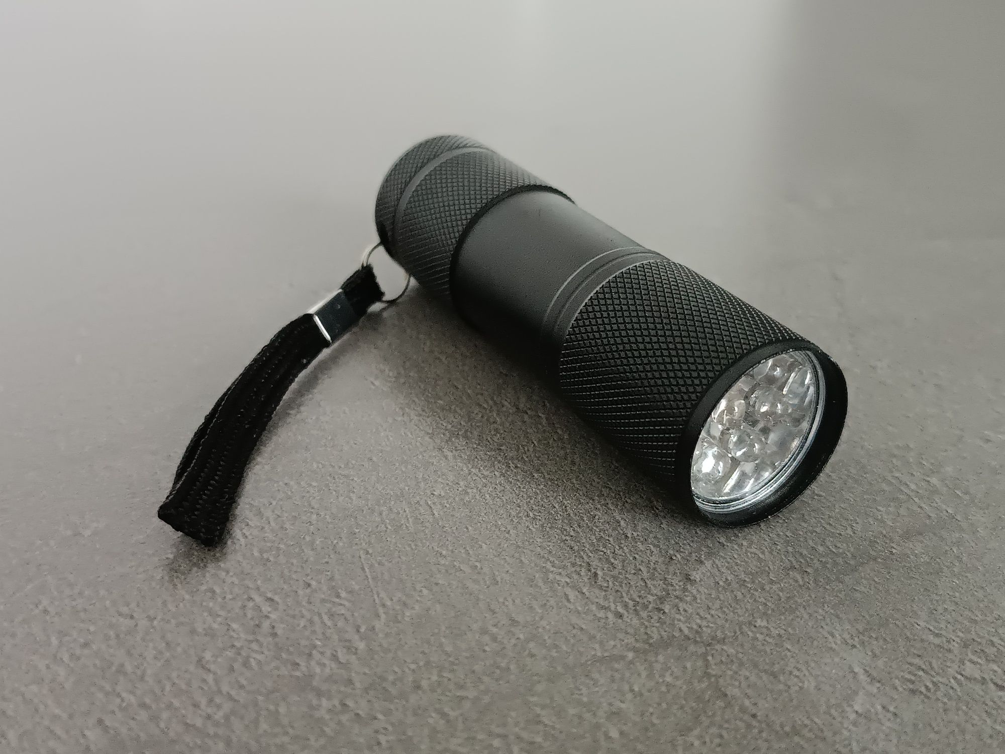 Mini latarka LED na baterie