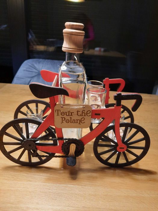 Kieliszki i butelka w eleganckiej drewnianej konstrukcji