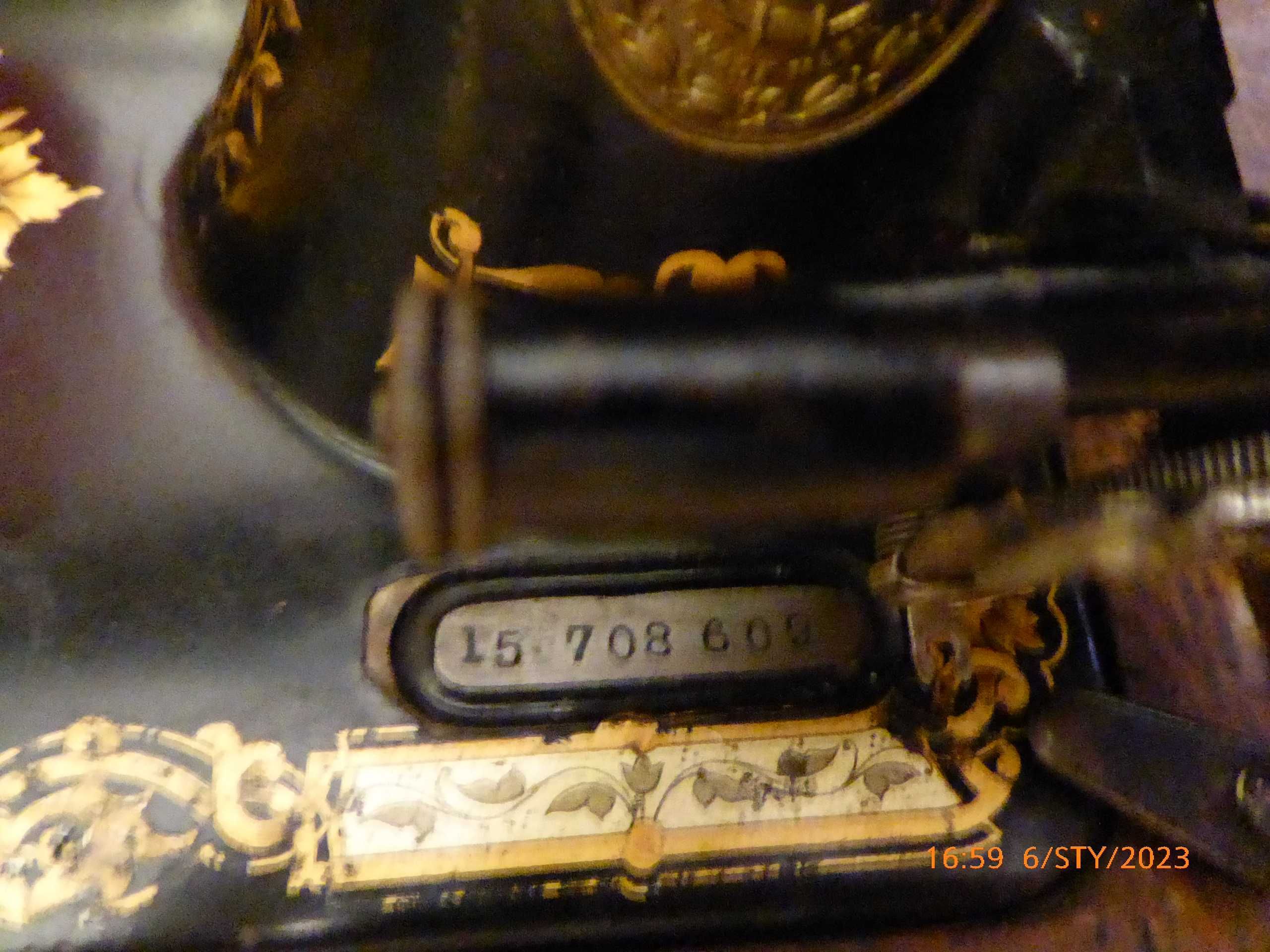 Zabytkowa, walizkowa maszyna do szycia SINGER z XIX wieku.