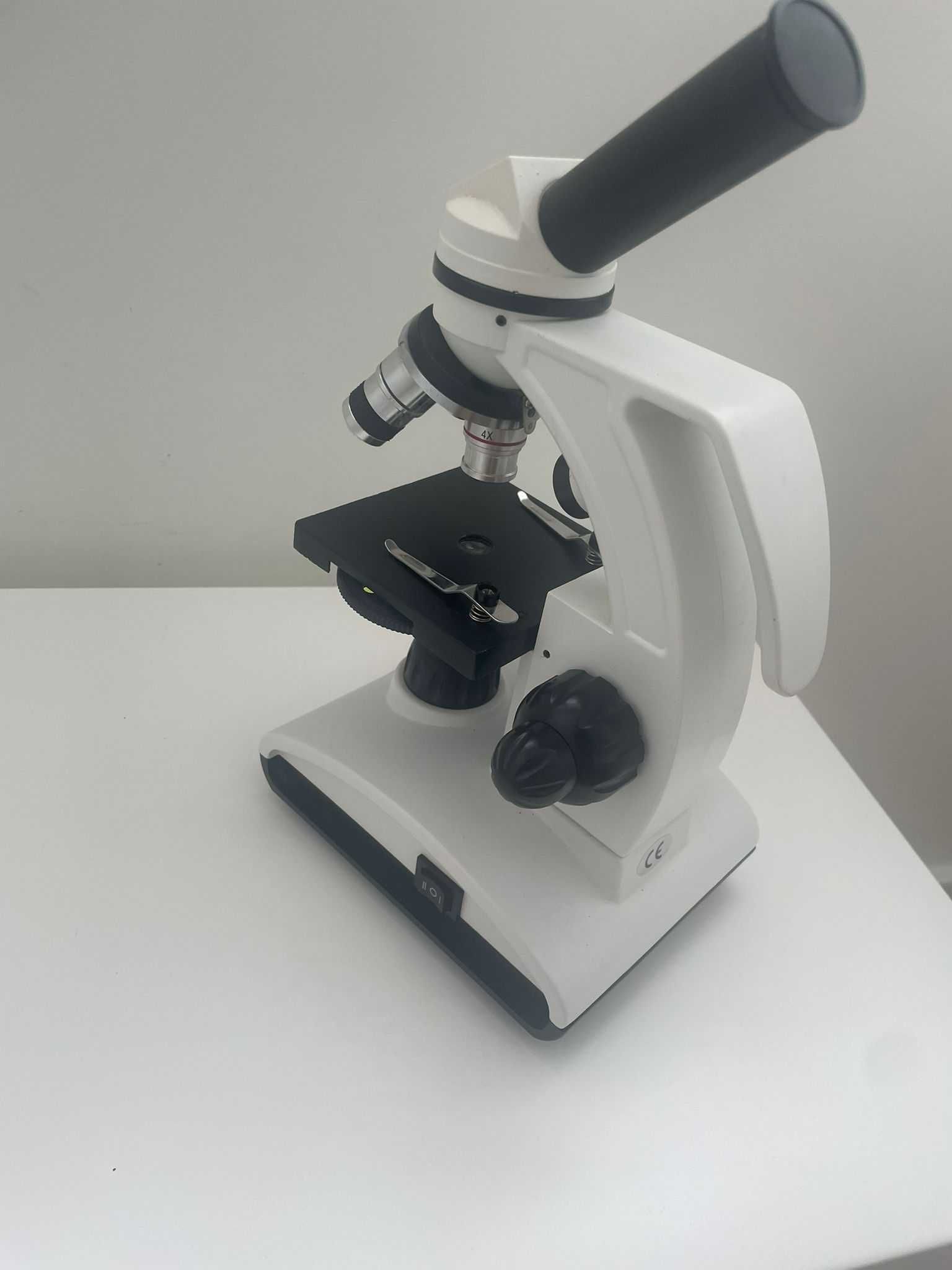 Microscópio para laboratório escolar