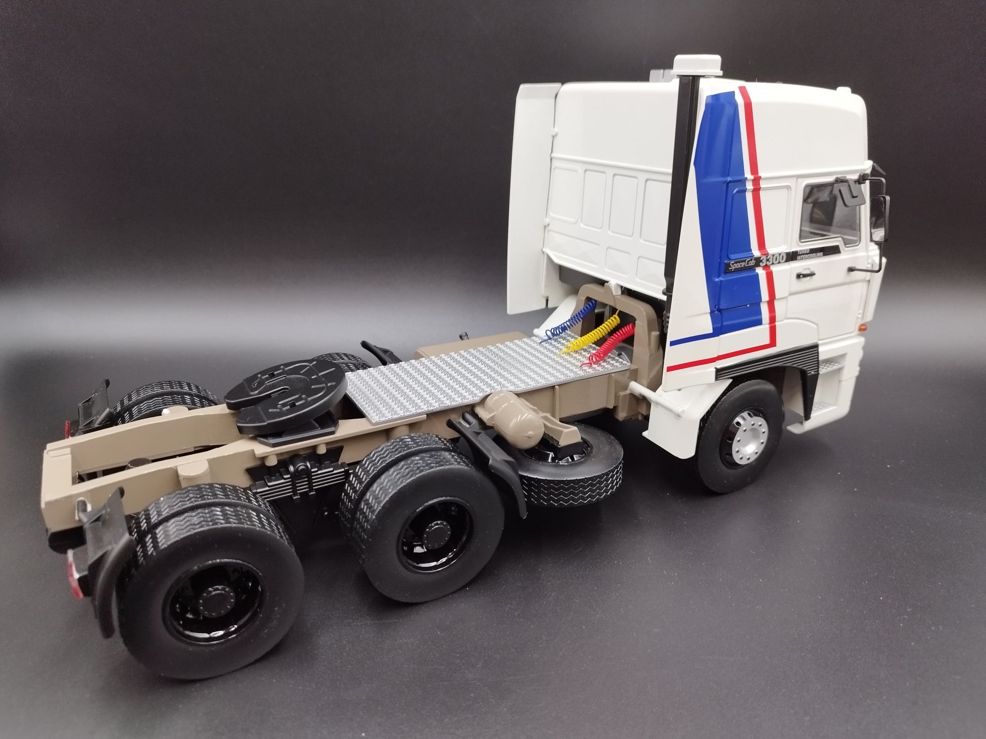 1:18 Road Kings 1982 DAF 3300 Space Cab model