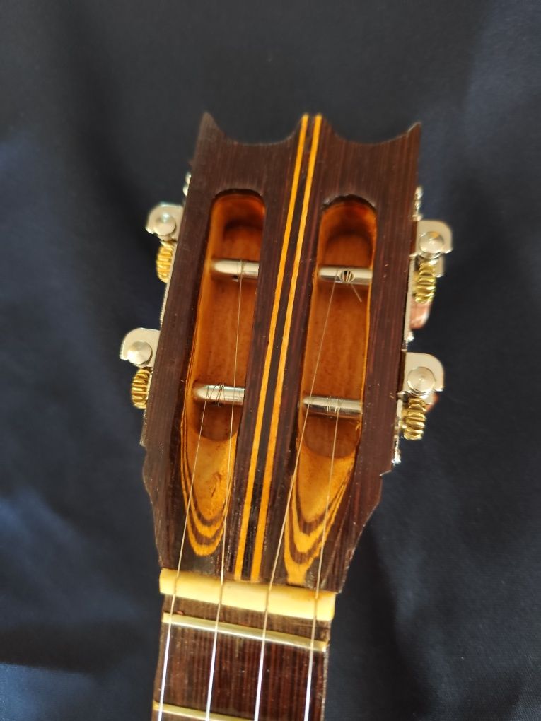 Cavaquinho novo, construído em Cedro de zona fria