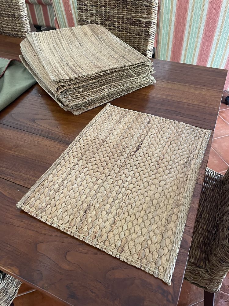 22 individuais de mesa em rafia/palha