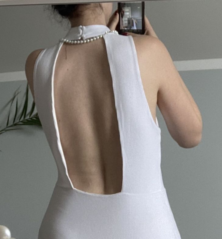 Biała sukienka backless M bez rękawów koktajlowa krótka prążkowana