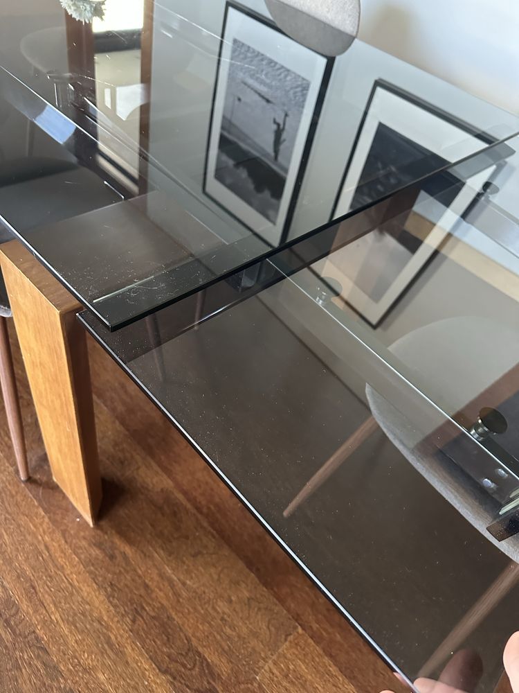 Mesa de jantar extensível em vidro temperado fumado e madeira