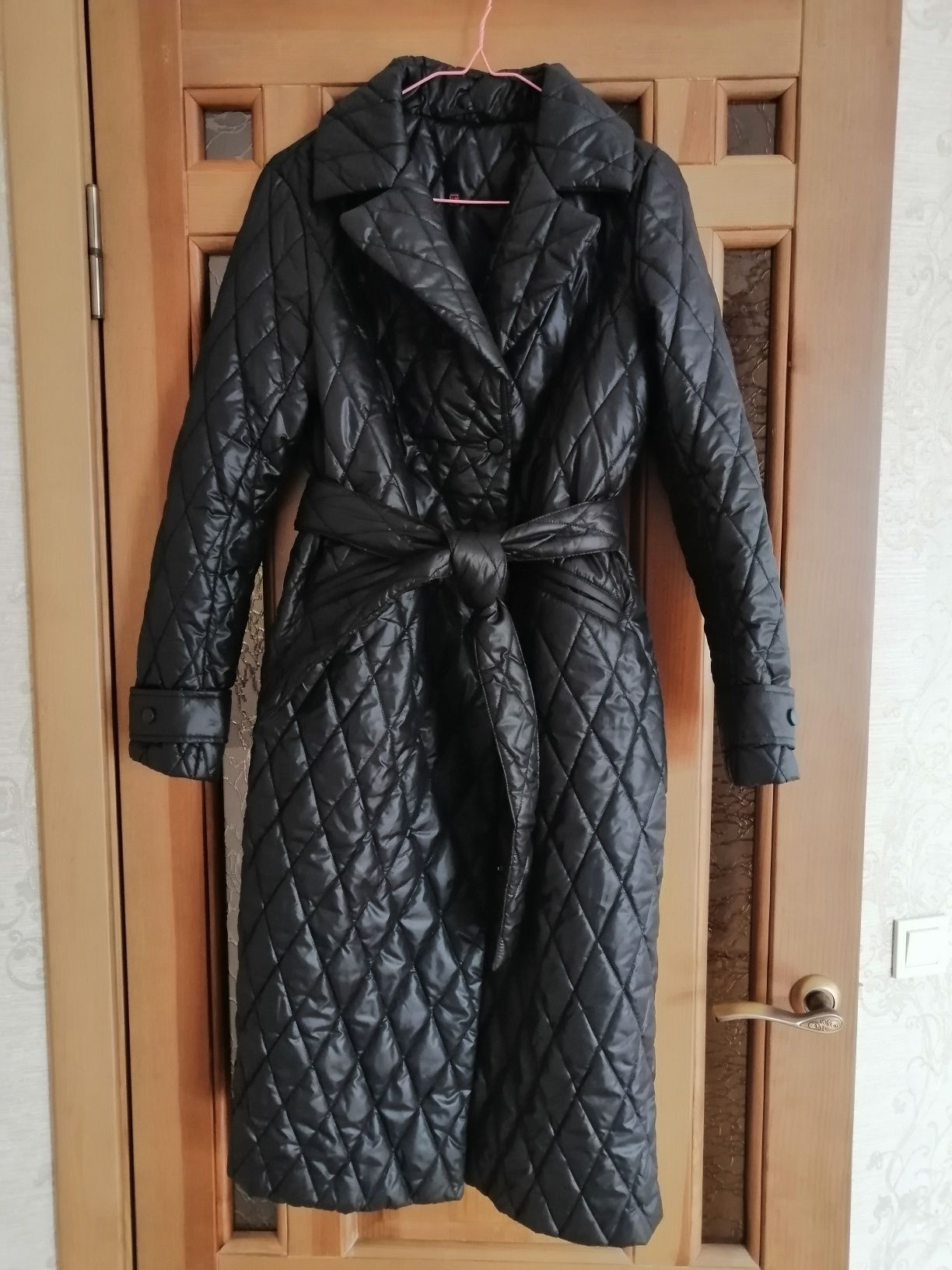 Чорне стьобане пальто