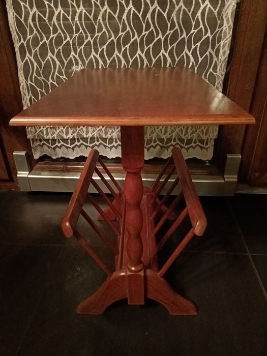 Gazetnik drewniany stolik