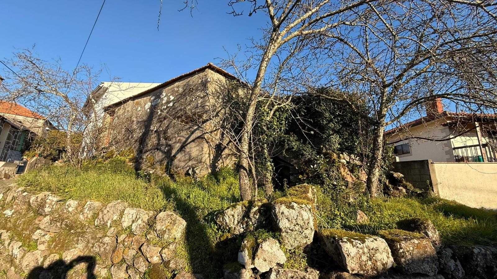 Moradia c/ anexo para recuperar em Resende