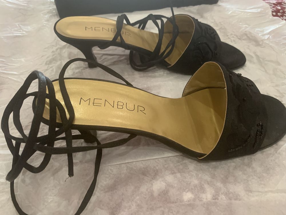 Sapatos sandalias pretas Menbur 39 com atilho na perna