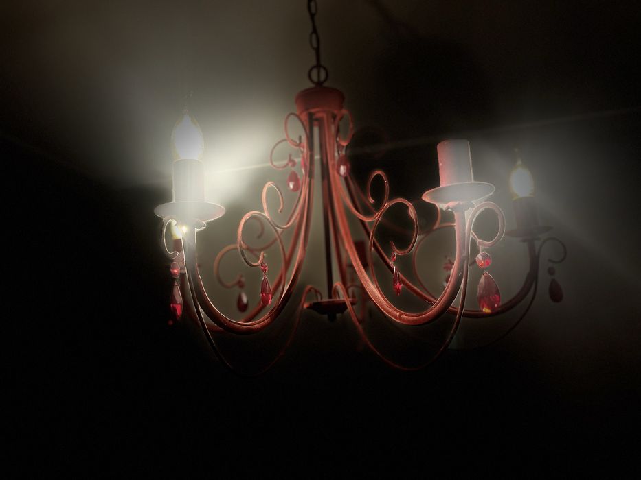 Candelabro de com 5 pontos de luz. Veludo vermelho. Vai com 3 lampadas