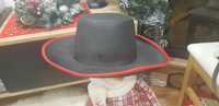 Czarny kapelusz z czerwoną obwódką