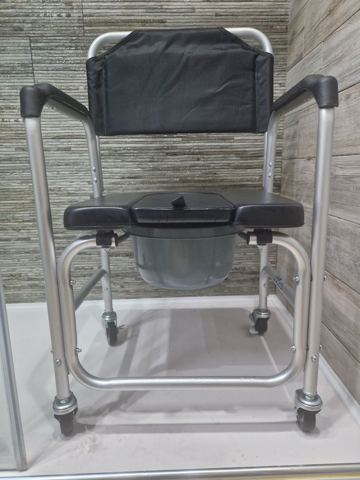 Cadeira sanitária e de banho com rodas