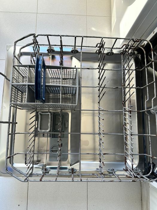 Máquina de lavar loiça em bom estado de funcionamento.