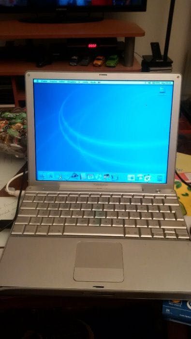 Portátil Apple PowerBook G4 com pequeno problema