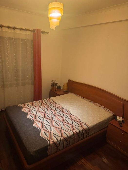 Cama elevatória com colchão mesinhas de cabeceira e comoda