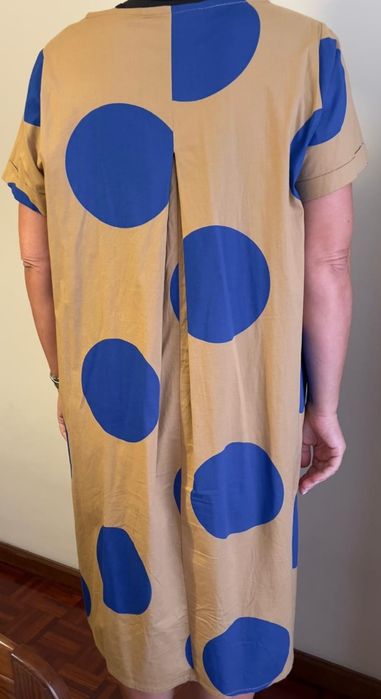 Vestido largo, pelo joelho