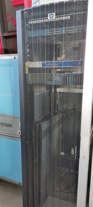 Bastidor de servidores 42U HPE completo c/patch panel e 2 PDU
