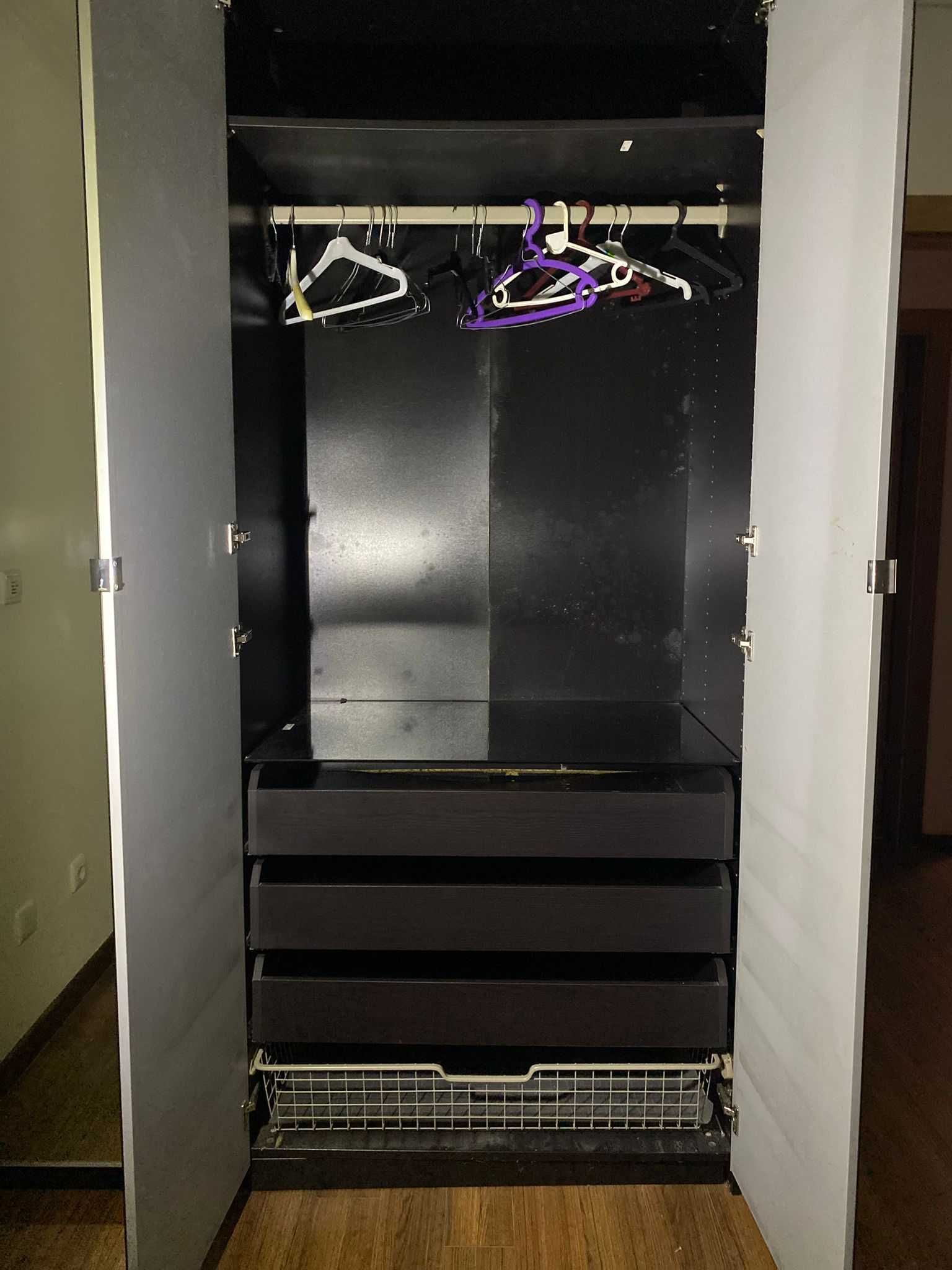 Guarda vestidos com espelho