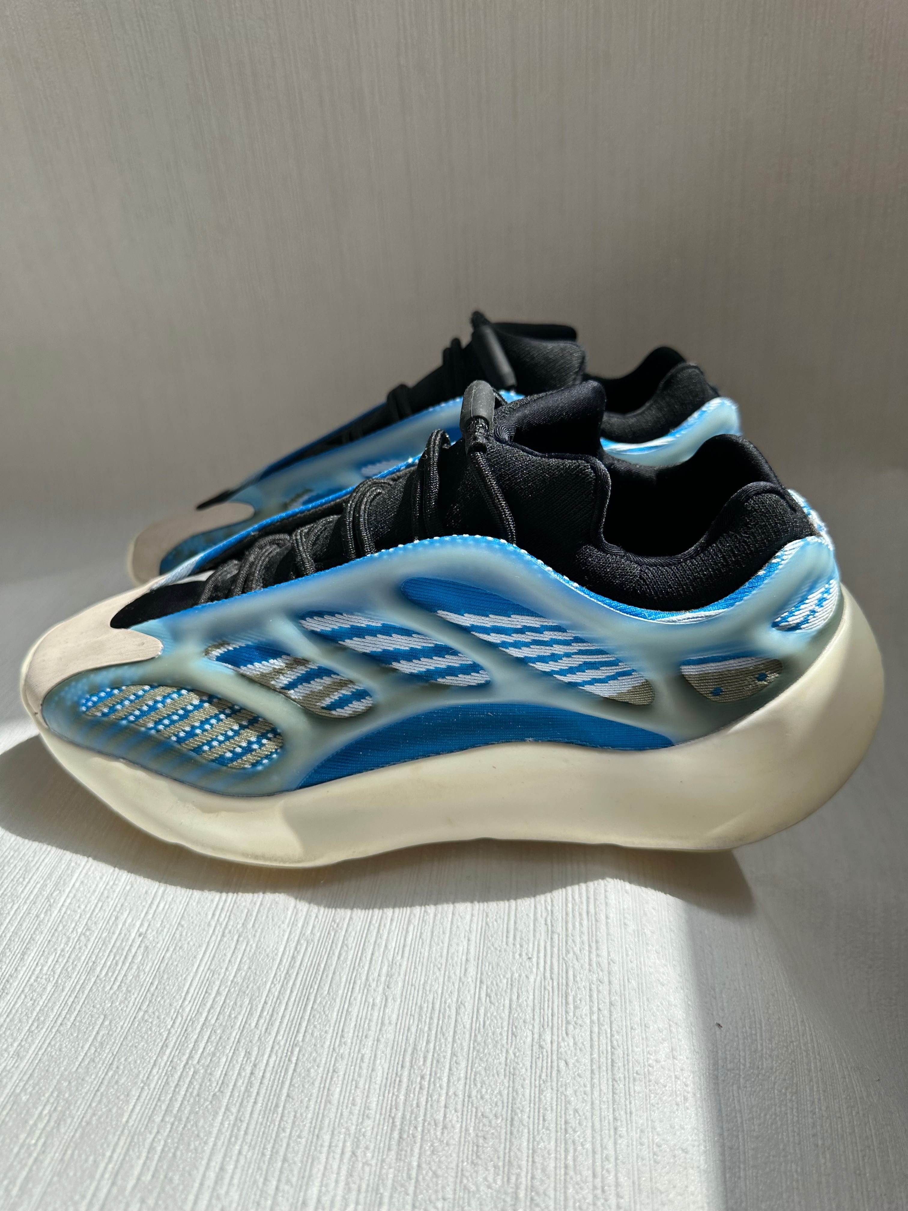 Оригінальні кросівки adidas yeezy 700 v3 Arzareth