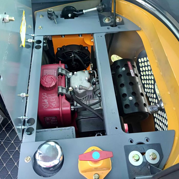 Minikoparka z Kabiną G-SHAN 1000 kg + szybko złączka, trzy łyżki 11 KM