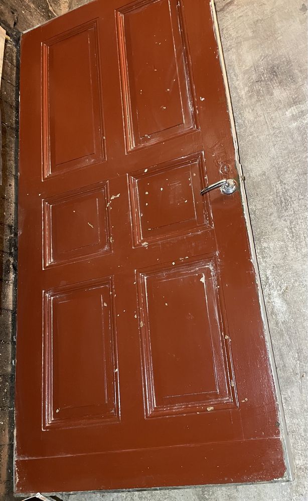 Drewniane drzwi z kamienicy