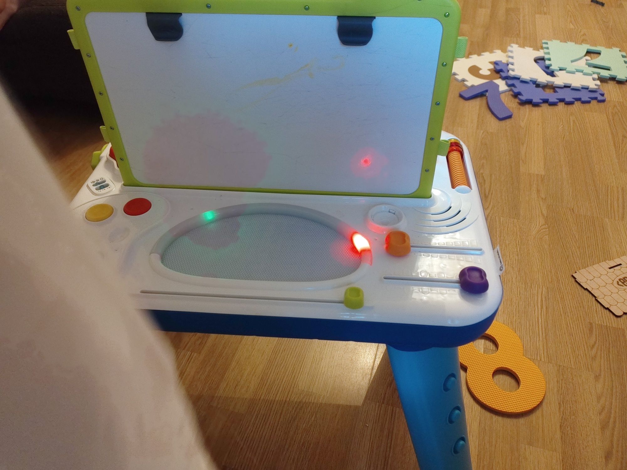 Продам Ігровий центр Baby Einstein Curiosity Table