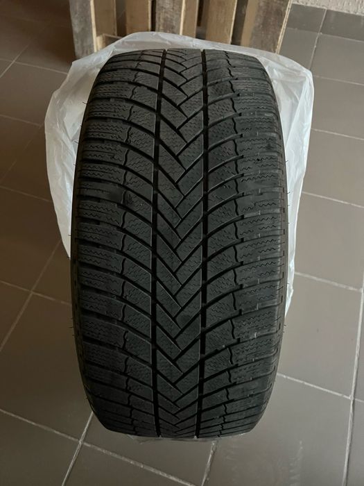 Продам шини  Bridgestone 255 40 20 зима