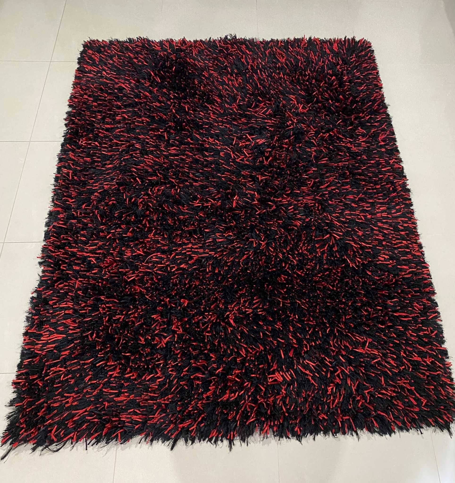 Carpete preta e vermelha pelo alto