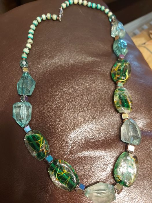 Colar Vintage em vários tons de Verde.