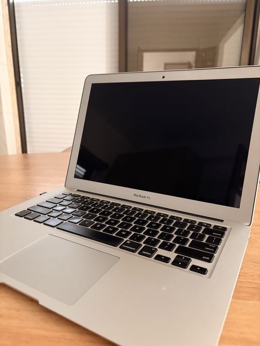 MacBook Air 13” (2017) | i5 | 8GB RAM |