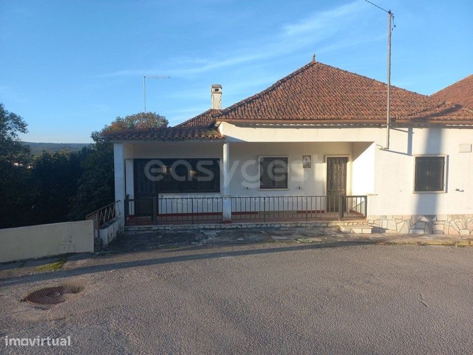 Moradia T4 com logradouro, tertúlia e garagem em Abrã, Santarém.