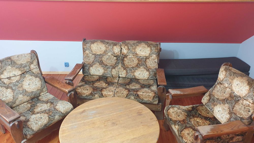 Sofa +2 fotele+ława drewniana