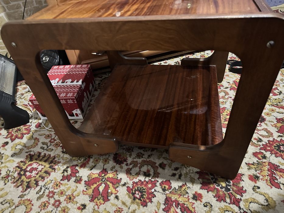 Старовинний журнальний стіл