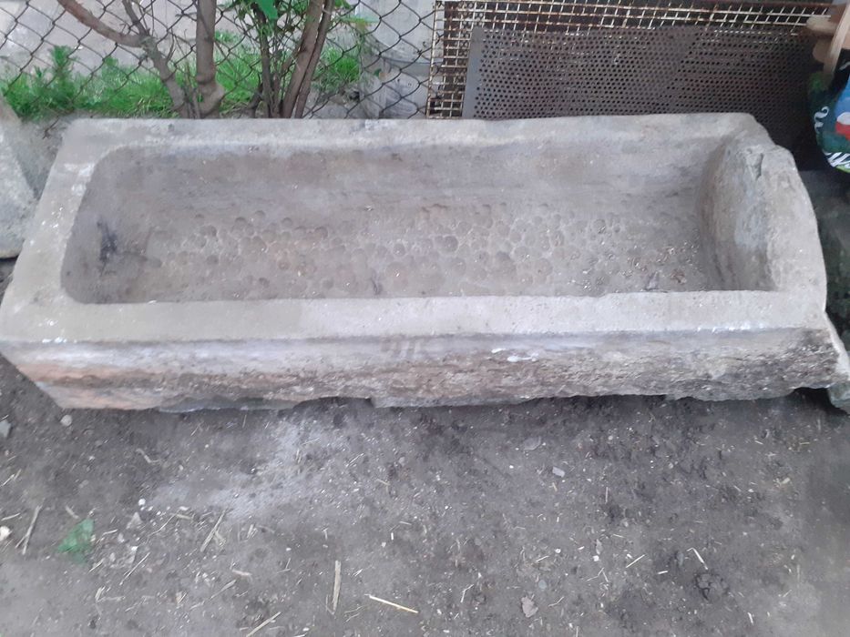 Koryta kamienne z litego kamienia