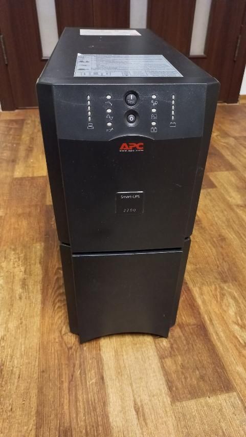 Продам  Безперебійник живлення  APC Smart-UPS 2200VA.