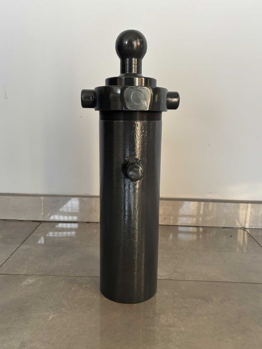 Siłownik przyczepy D-732