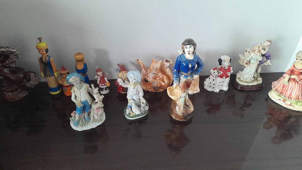 Figurki z porcelany i drewna z okresu PRL