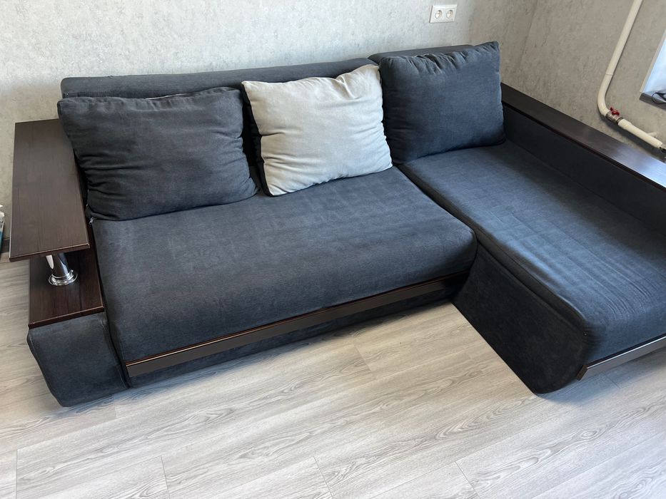 Кутовий диван у гарному стані з нішами для зберігання