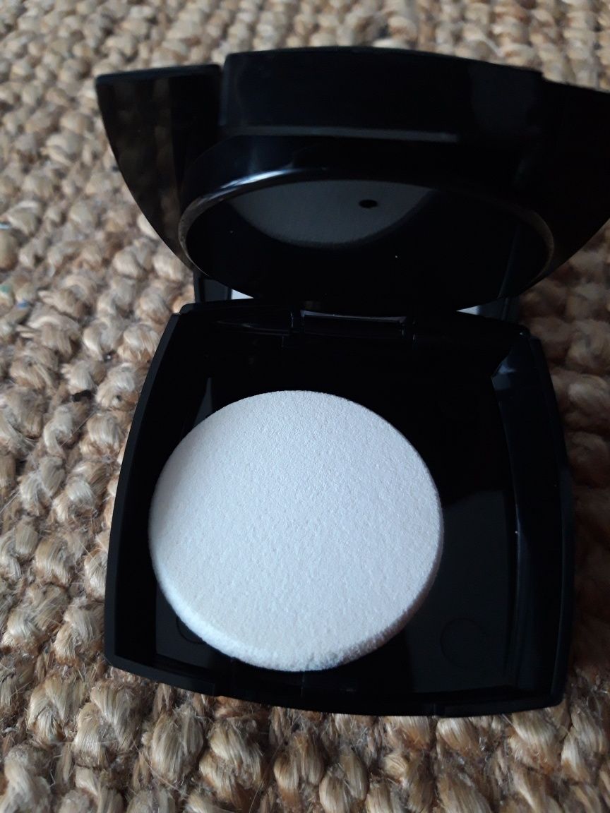 AVON puder w kremie + gąbka 
Pojemność: 9 gram