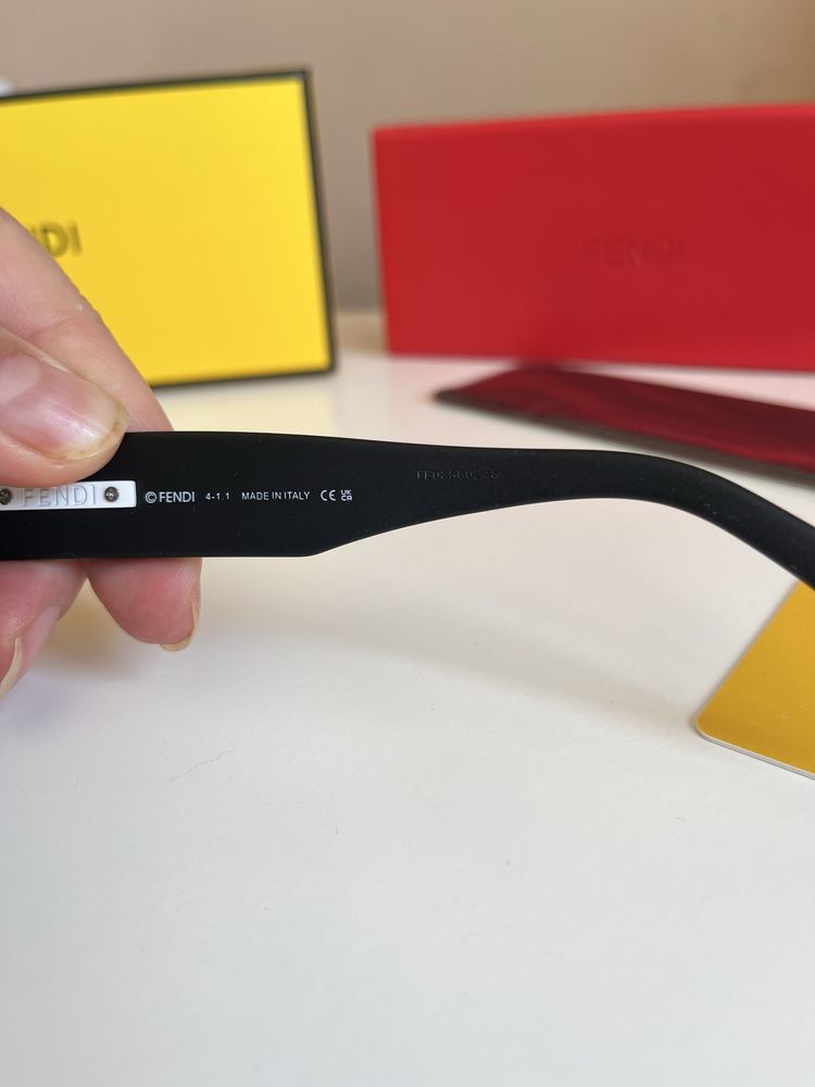 Óculos de Sol Fendi – Novos, com caixa completa