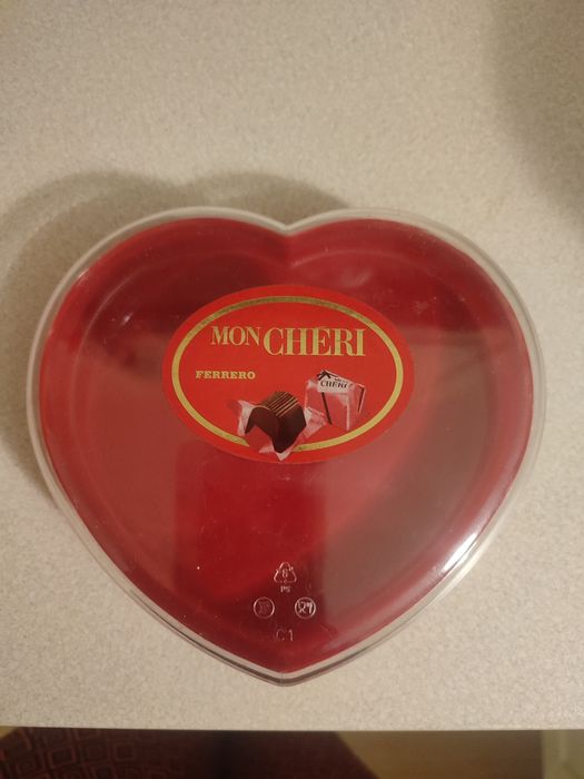 Pudełko po czekoladkach Mon Cheri z 2003 roku