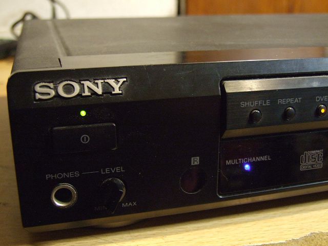 Leitor de CD e DVD Sony DVP-S535D impecável com comando