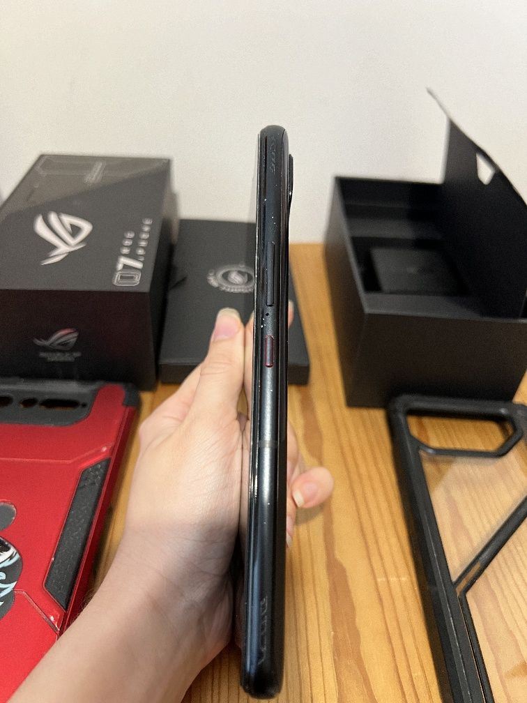 ASUS ROG Phone 7 12/256GB – stan bdb, ekran jak nowy + 2 etui gratis