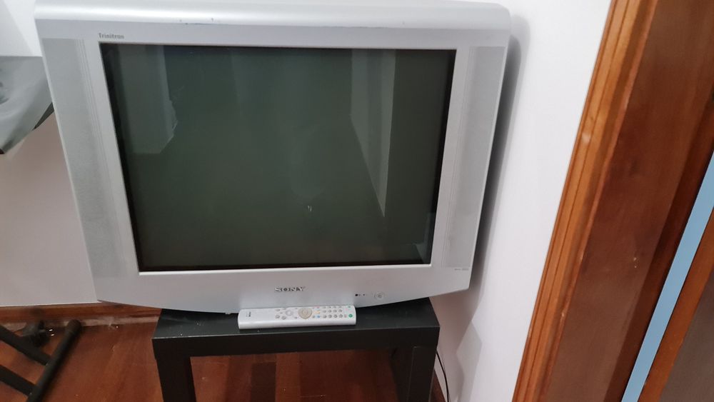 Vendo tv sony a funcionar muito bem. Inclui comando