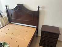 Cama de solteiro e mesa cabeceira