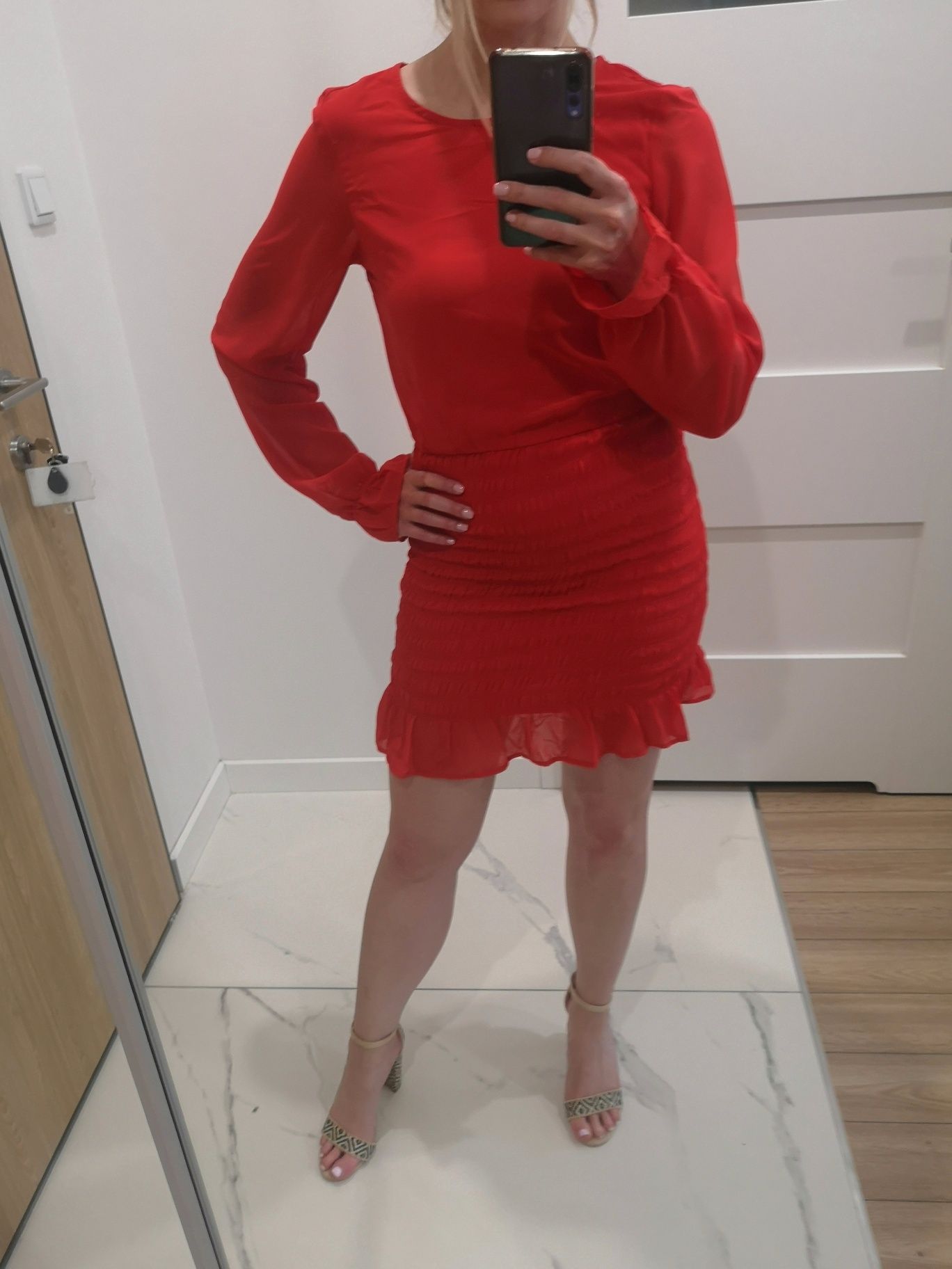 Czerwona, świąteczna sukienka H&M 34