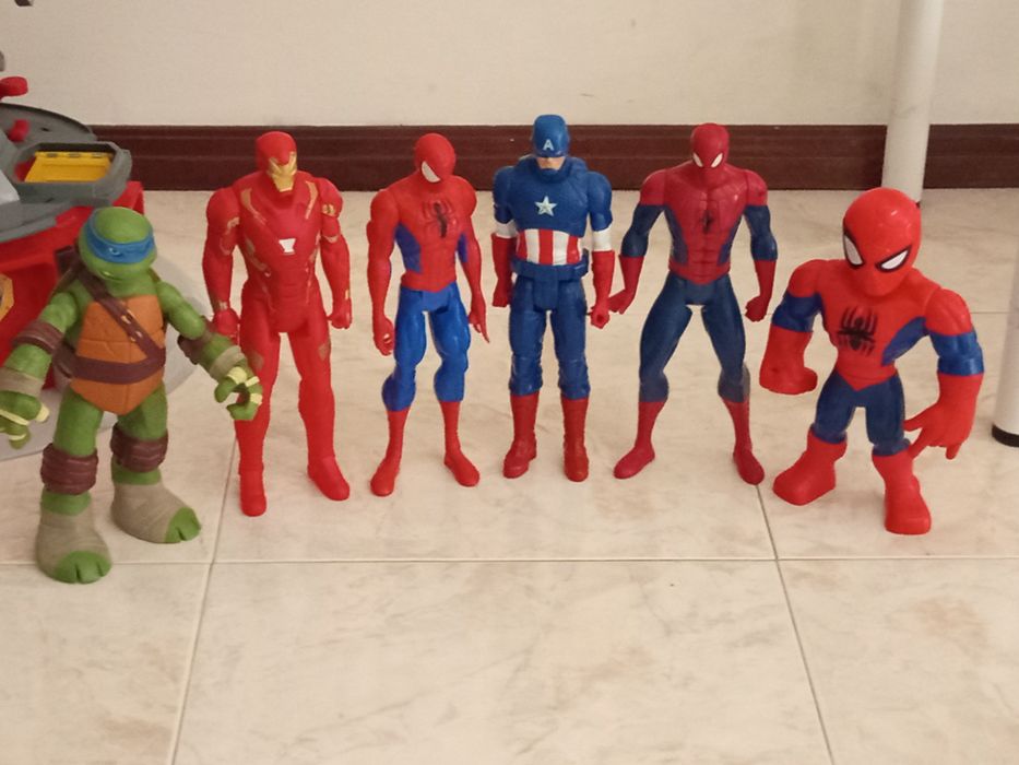Brinquedos bonecos super heróis.