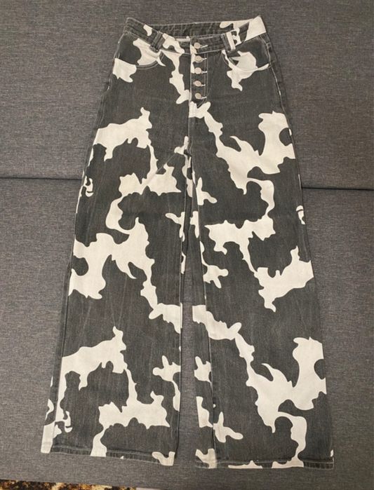 spodnie z wysokim stanem i szerokimi nogawkami w łatki